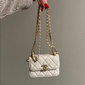 Vintage - card holder 

CHANEL White Quilted Crossbody Bag with Gold Chain